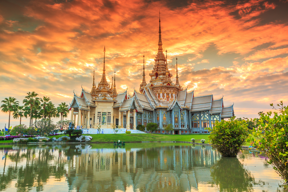 שיקעה על מקדש בתאילנד