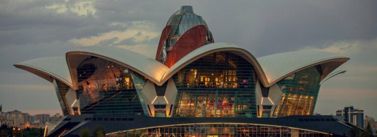 מה יש לעשות בבאקו? 10 אטרקציות שאסור לפספס בבירת אזרבייג'אן