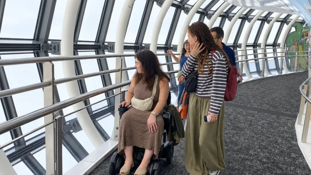מטיילת בכיסא גלגלים ממונע במרפסת התצפית של טוקיו סקייטרי