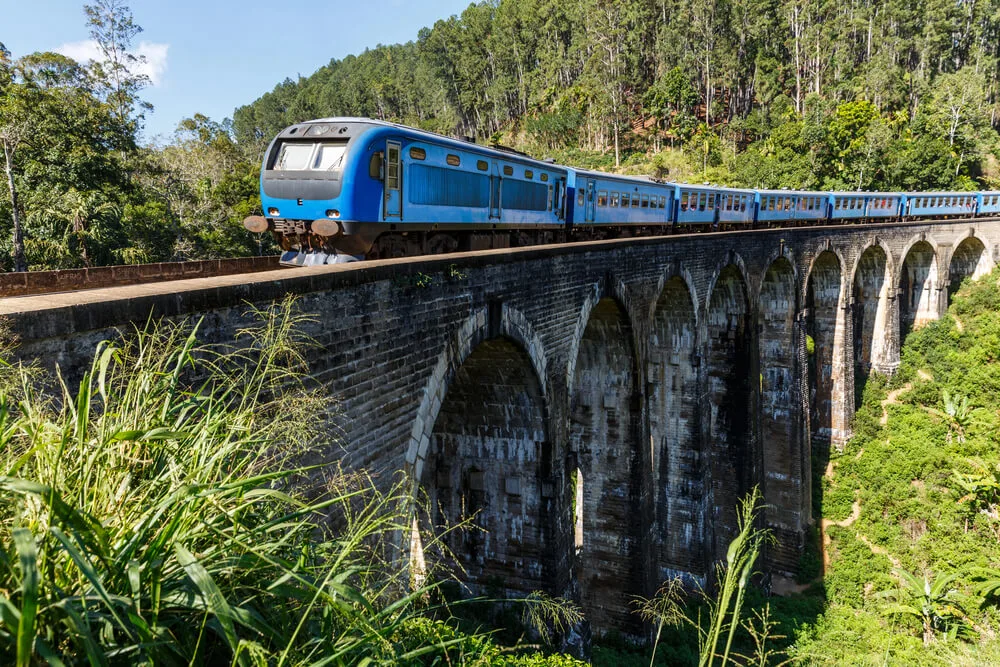 רכבת חוצה את הגשר בעל תשעת הקשתות ליד אלה ברמות של סרי לנקה