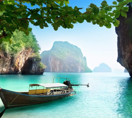 boat on small island in Thailand תאילנד