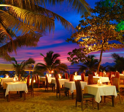 Outdoor restaurant at the beach during sunset, Phuket, Thailand פוקט תאילנד